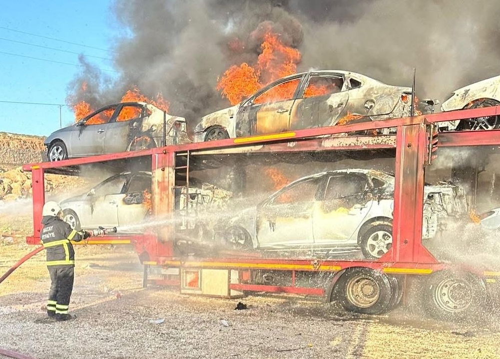 Hatay’da araç yüklü tırda çıkan yangında 6 araç küle döndü