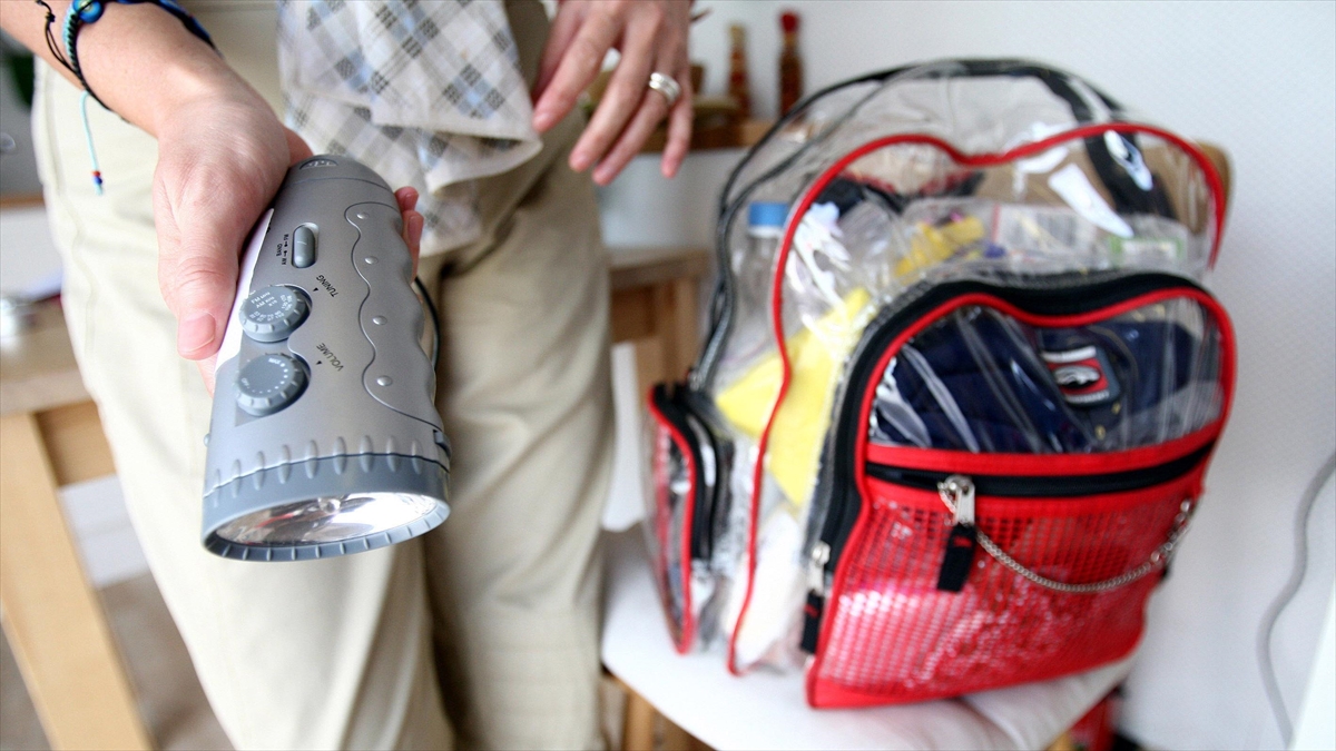 İstanbul’daki depremlerin ardından deprem çantası, çadır, powerbank ve yağmurluk satışları katlandı