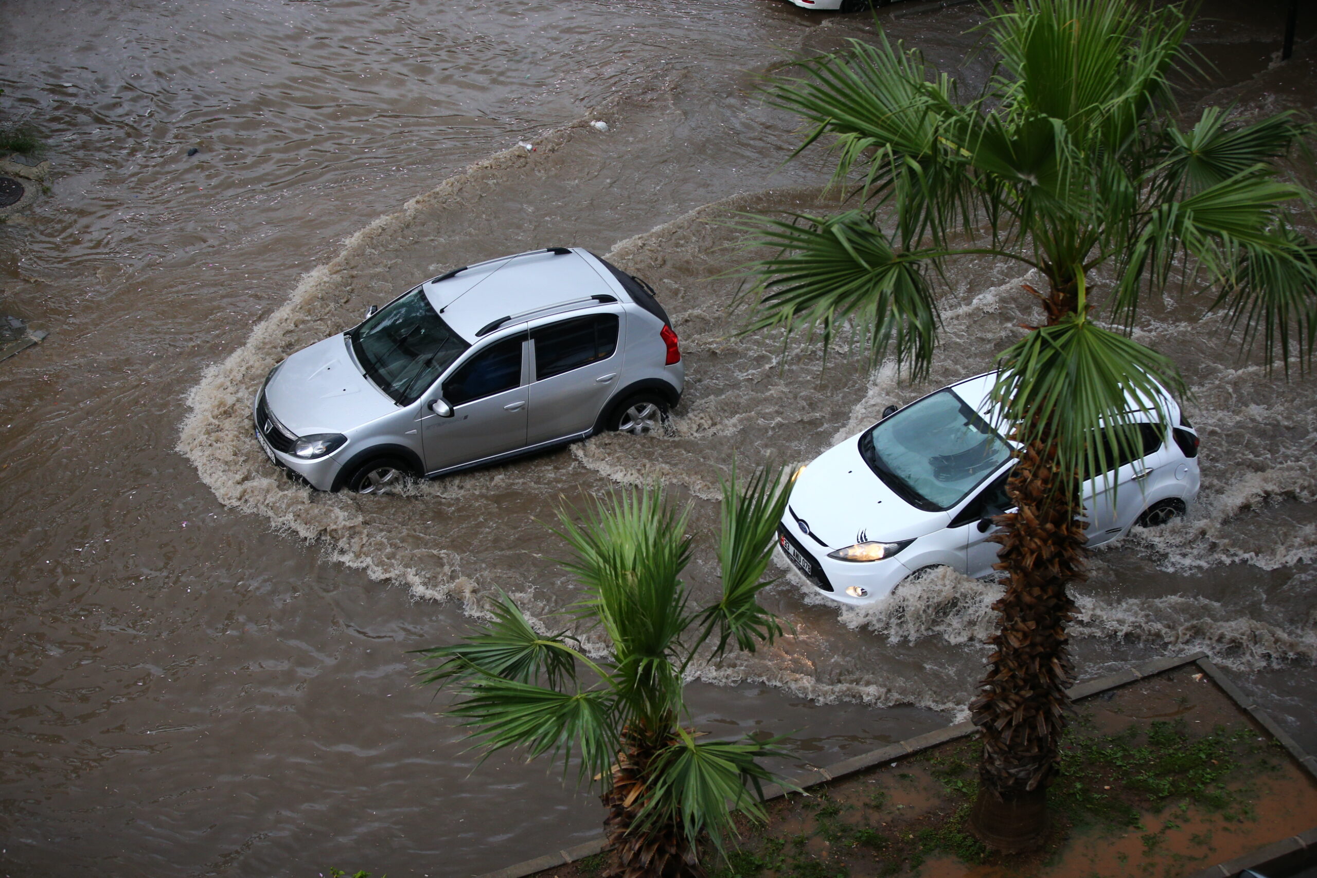 Mersin’de şiddetli sağanak etkili oldu