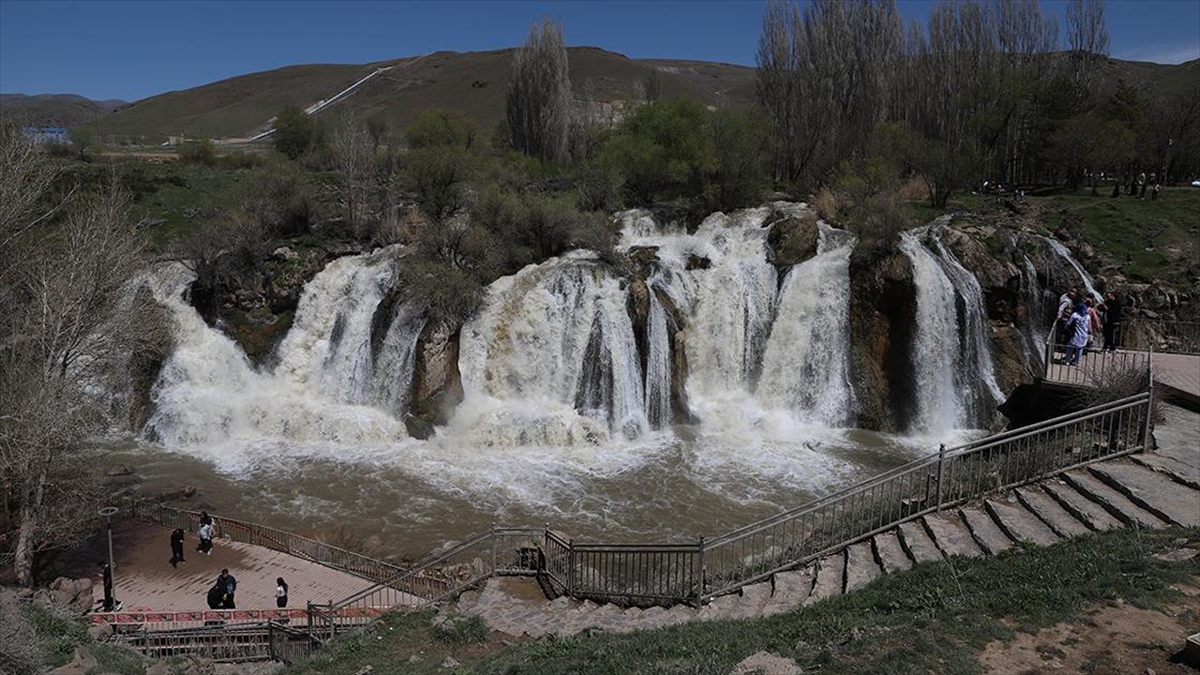 Muradiye Şelalesi yağışlarla çoştu ziyaretçi akını yaşanıyor