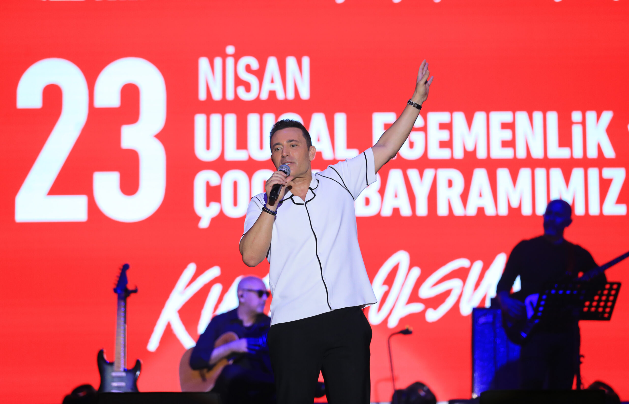 Mustafa Sandal Antalyalıları çoşturdu