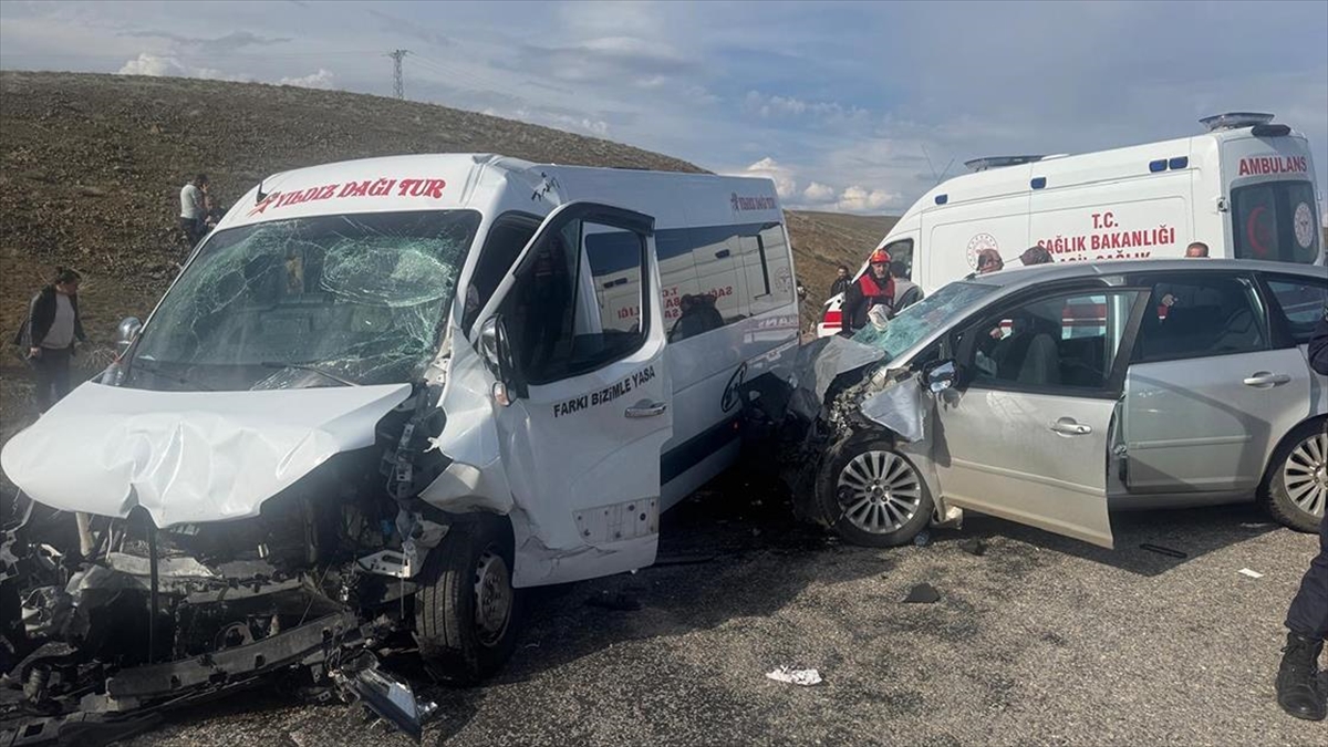 Sivas’ta öğretmenleri taşıyan minibüs ile otomobilin çarpıştığı kazada 15 kişi yaralandı