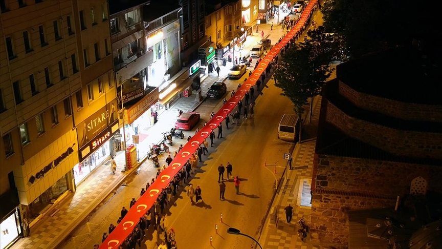 1000 metrelik Türk bayrağıyla “Gençlik Yürüyüşü” yapıldı