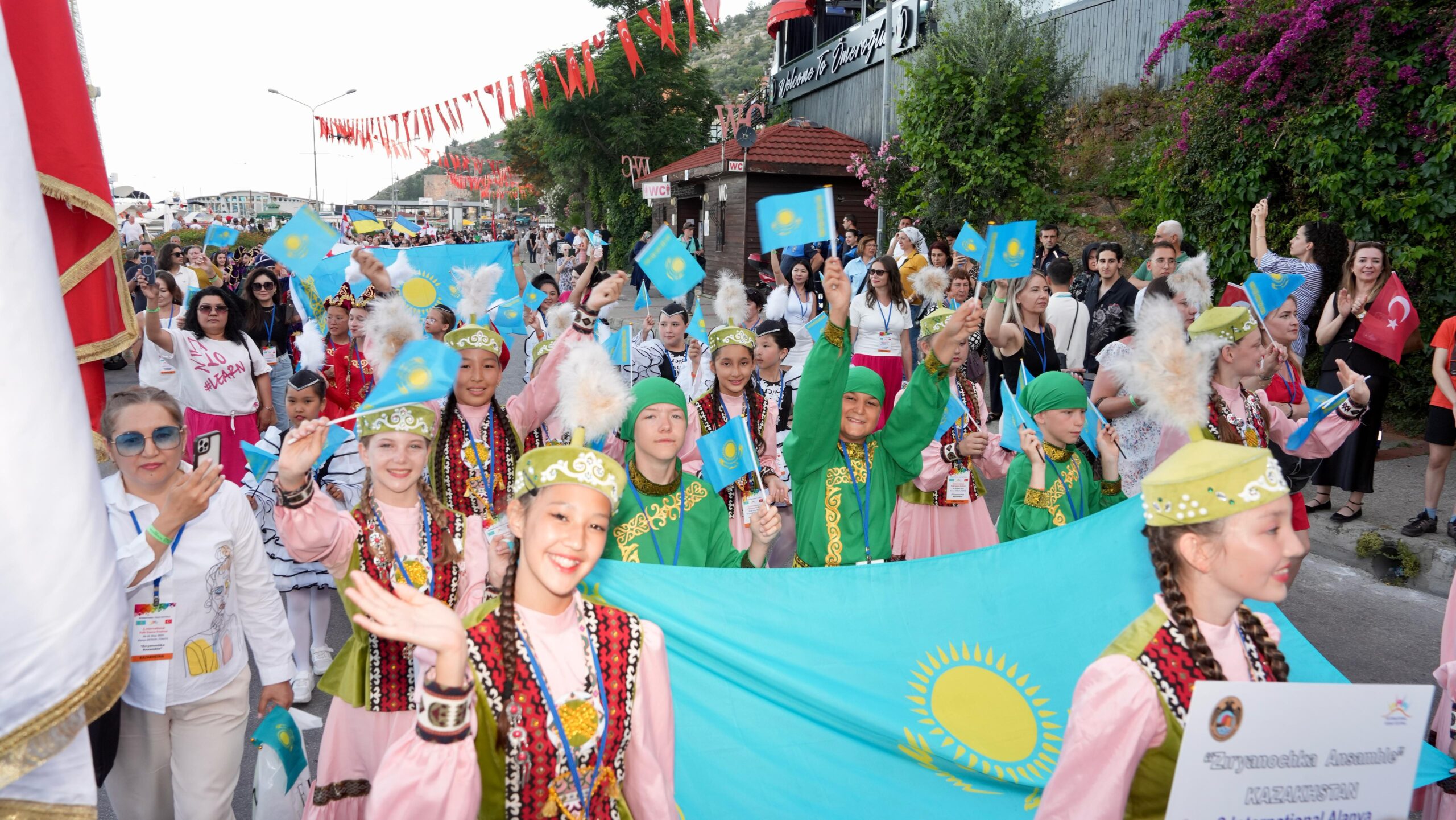 23. Alanya Uluslararası Kültür Sanat ve Turizm Festivali karnaval tadında başladı