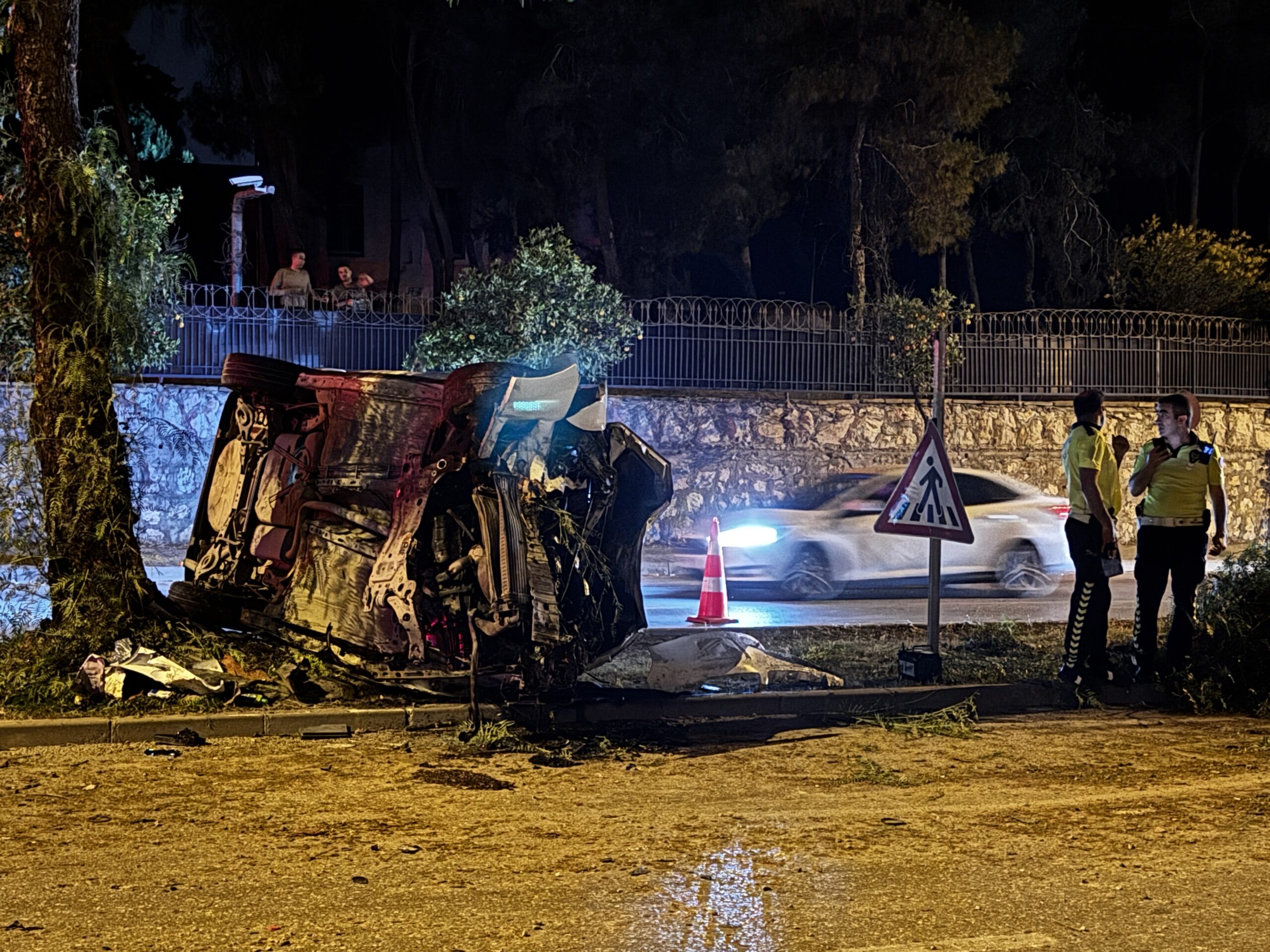 Adana’da sürücünün kontrolünü kaybetmesiyle ağaçlara çarpması sonucu yaralılar var