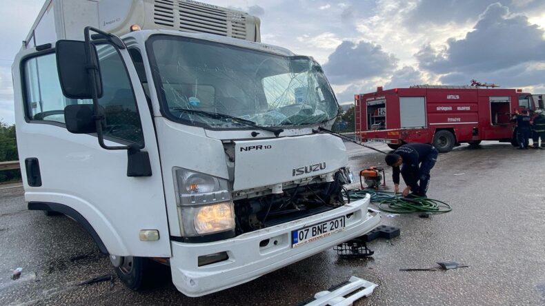 Antalya Finike ilçesinde sağanak nedeniyle kayan tır, kara yolunda ulaşımı aksattı