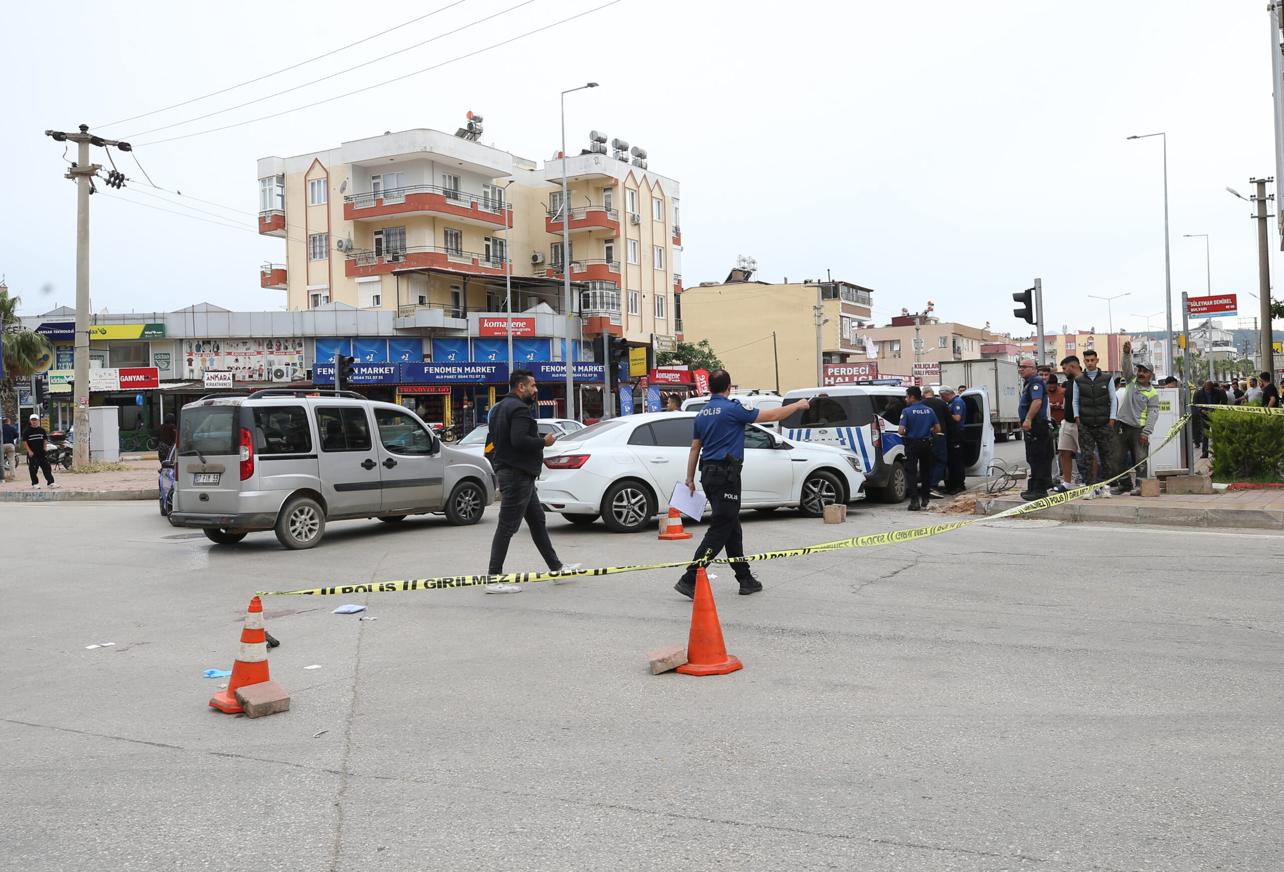 Antalya adeta teksas’a döndü yol ortasında çıkan kavgada çok sayıda yaralılar var!
