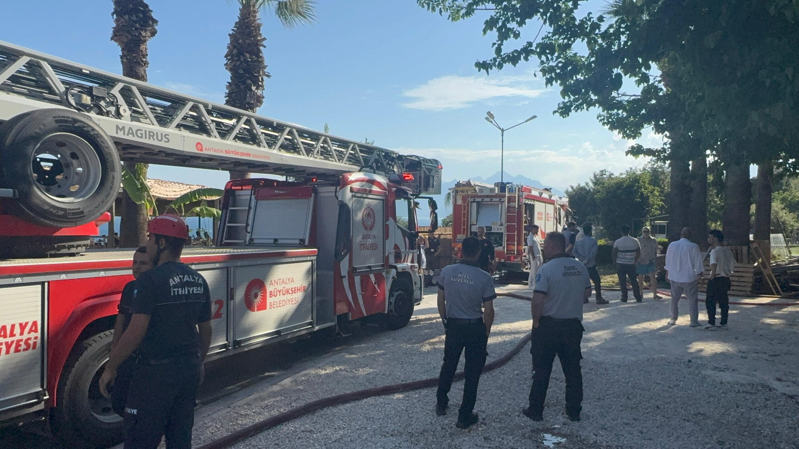 Antalya’da Atatürk parkında çıkan yangın söndürüldü