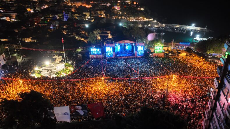 Antalya’da binlerce kişi 19 Mayıs çoşkusuyla fener alayında bir araya geldi