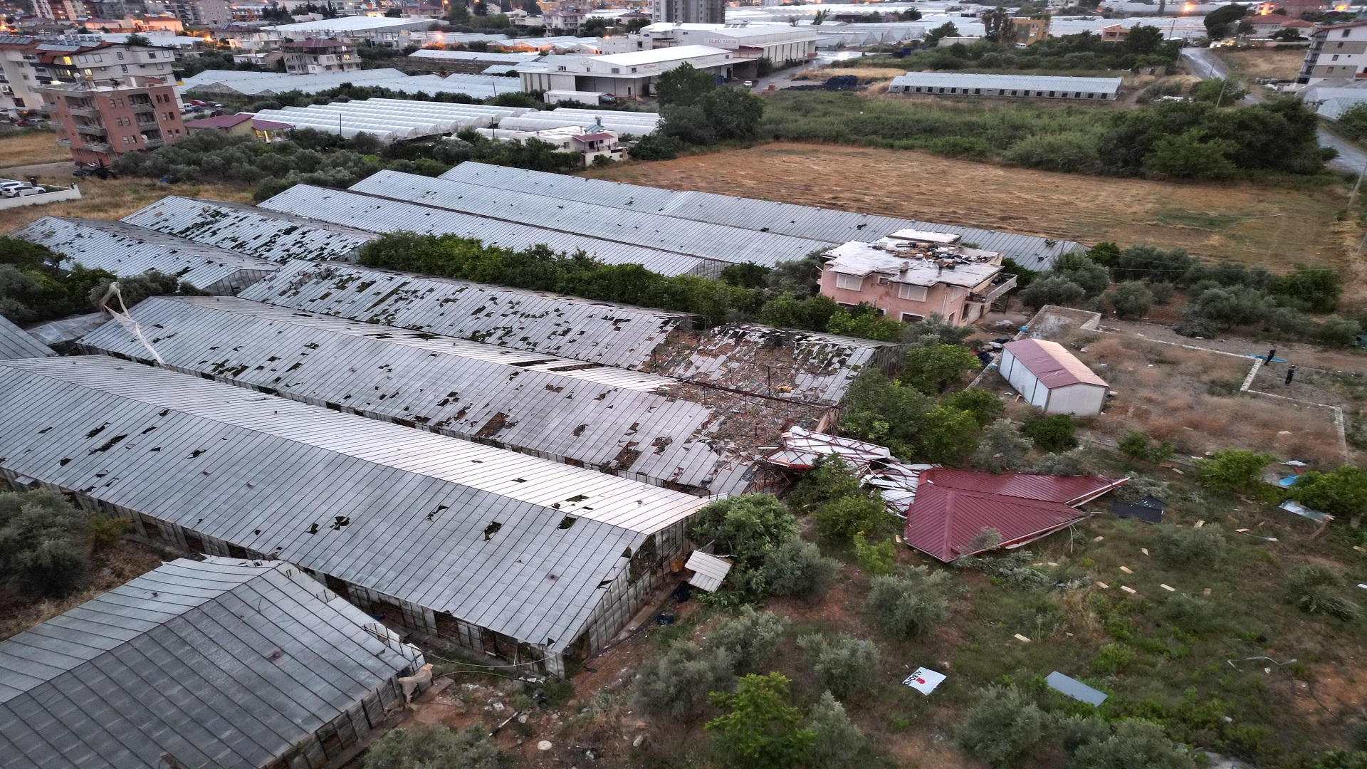 Antalya’da hortumun ardından etkili olan sağanak ve dolu hayatı olumsuz etkiledi