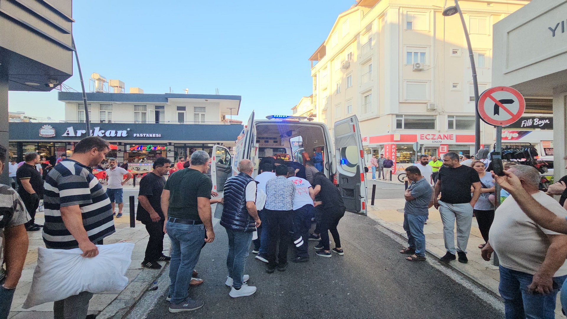 Antalya’da servis minibüsüyle çarpışan motosikletin genç sürücüsü öldü