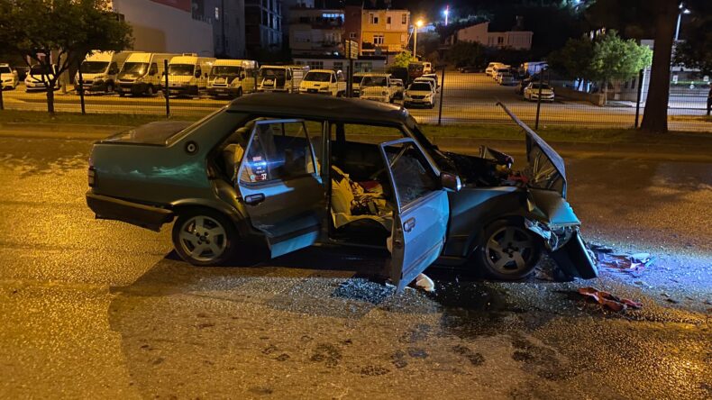 Antalya’da tırla çarpışan otomobildeki 2 kişi yaralandı