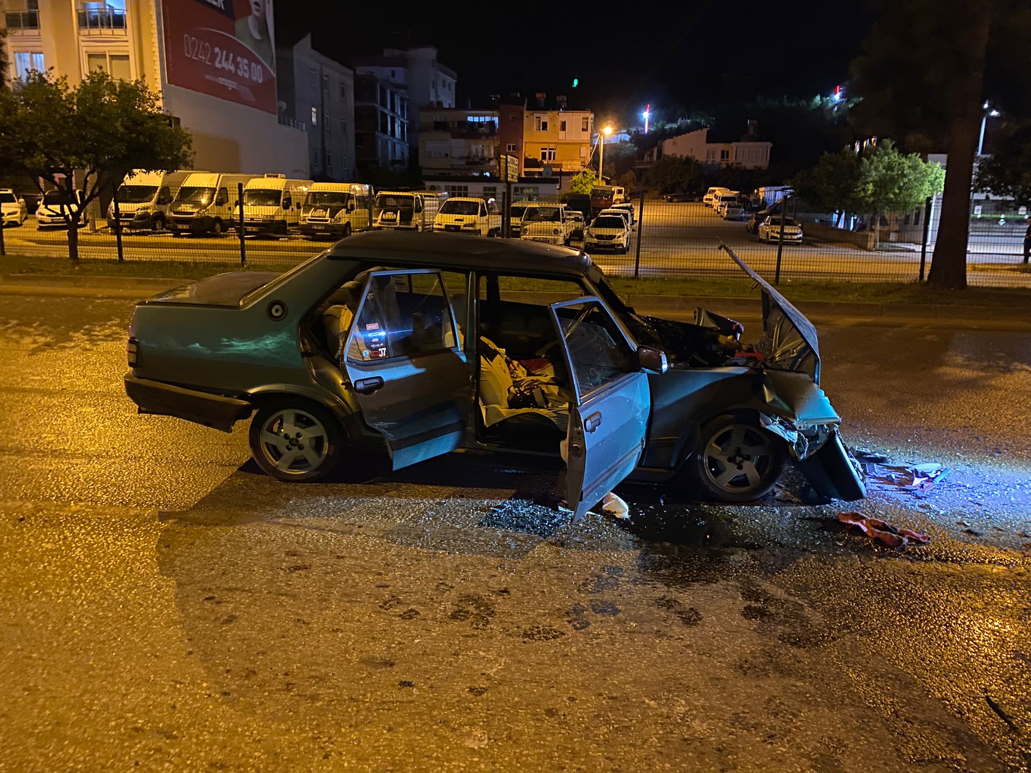 Antalya’da tırla çarpışan otomobildeki 2 kişi yaralandı
