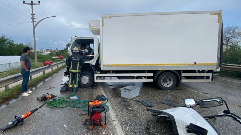 Antalya’da yağış nedeniyle kayganlaşan yolda zincirleme trafik kazası