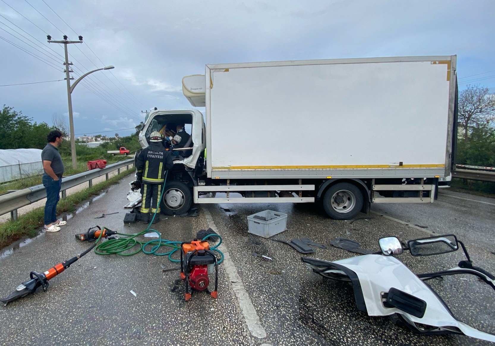 Antalya’da yağış nedeniyle kayganlaşan yolda zincirleme trafik kazası