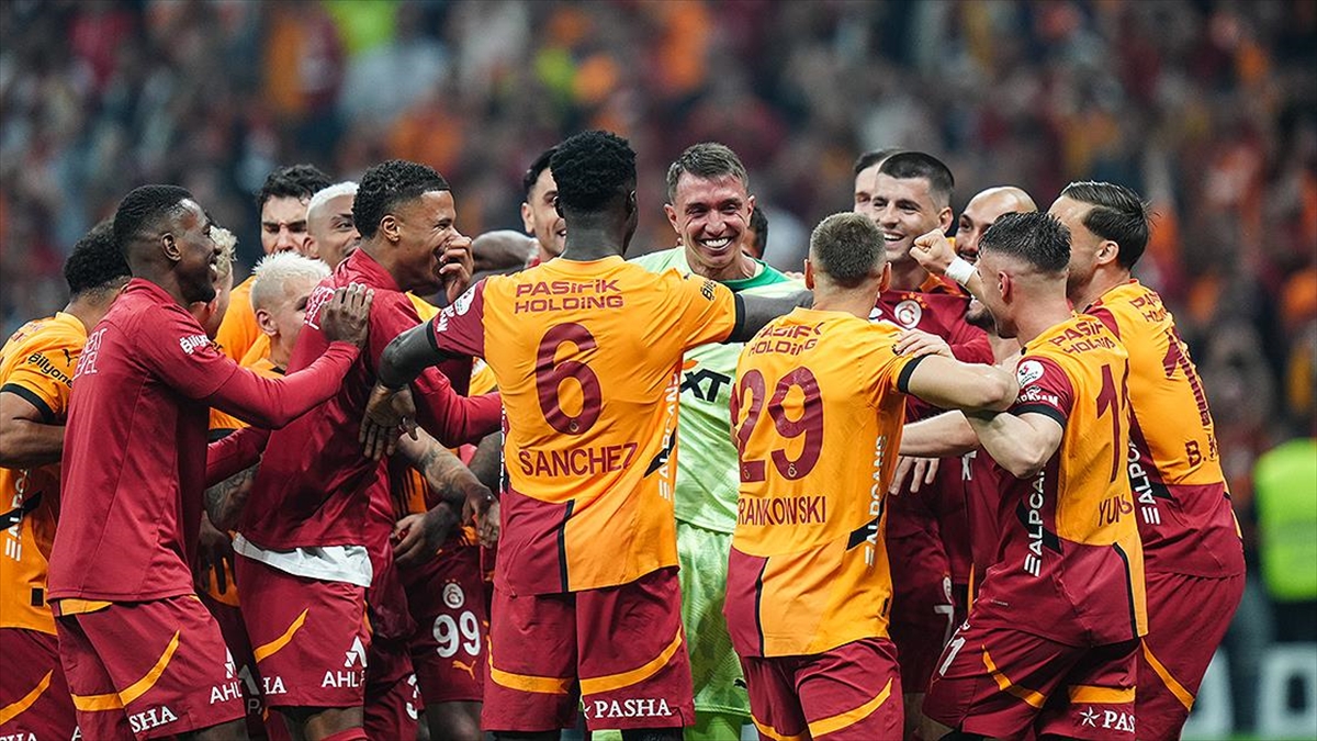 Beşinci yıldızı takan Galatasaray sezonu çifte kupayla kapattı