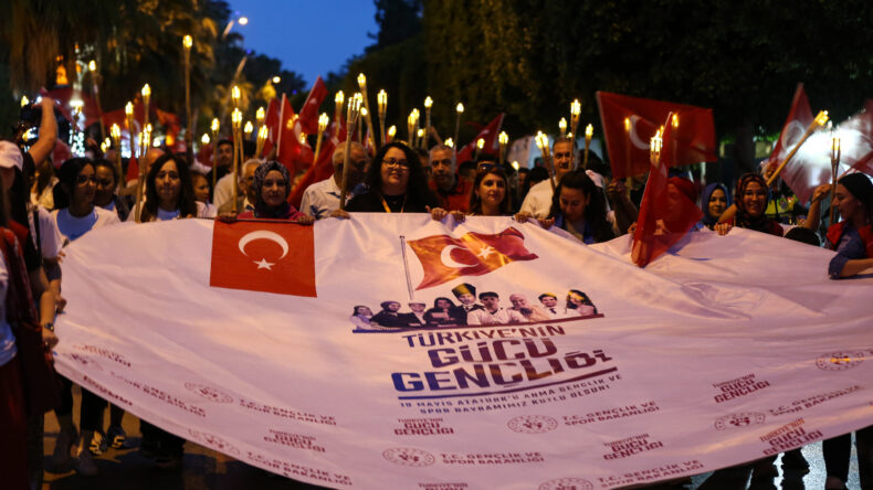 Gençlik Haftası kapsamında fener alayı düzenlendi