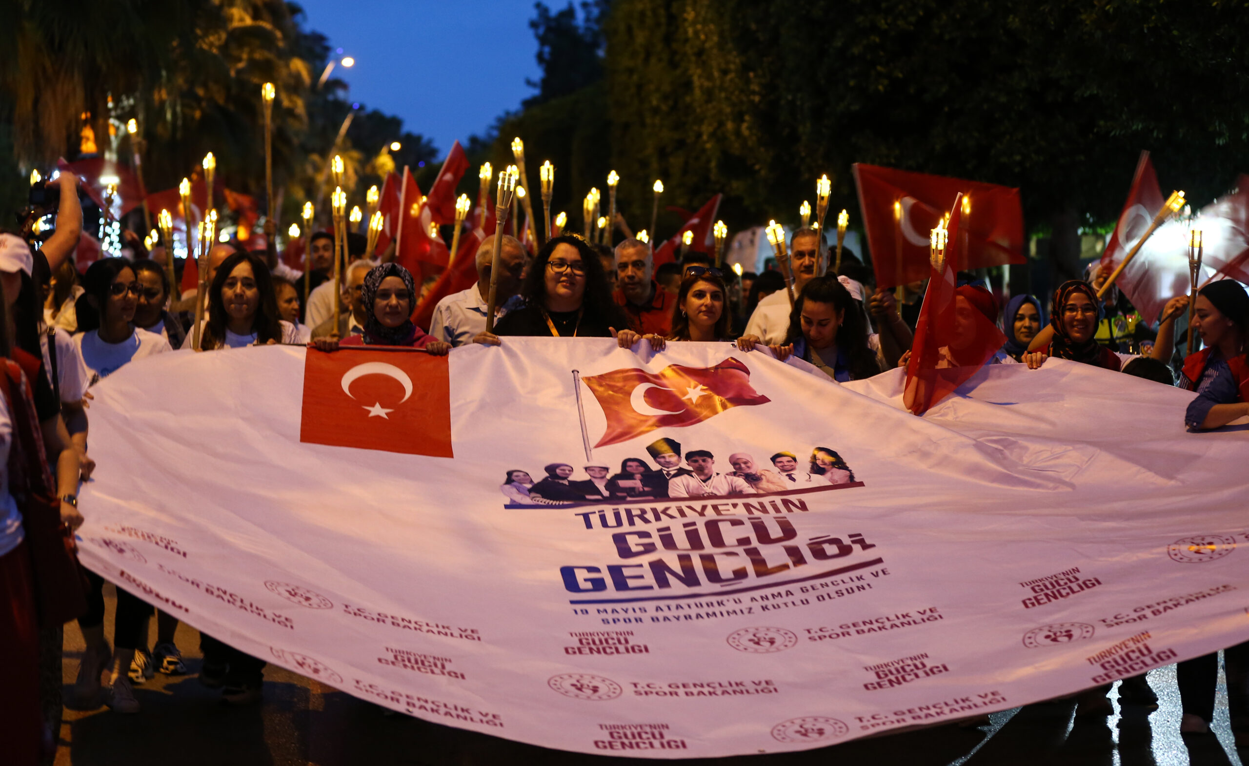 Gençlik Haftası kapsamında fener alayı düzenlendi
