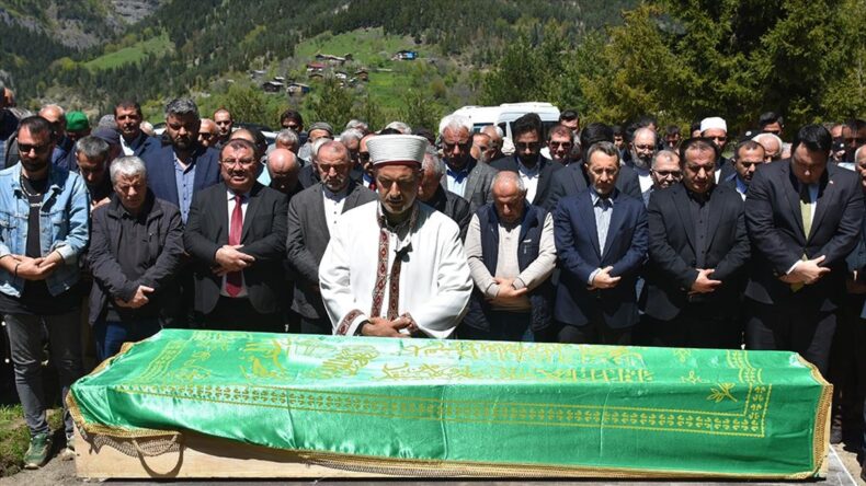 İletişim Başkanı Fahrettin Altun ve yakınları, defin işleminin ardından taziyeleri kabul etti