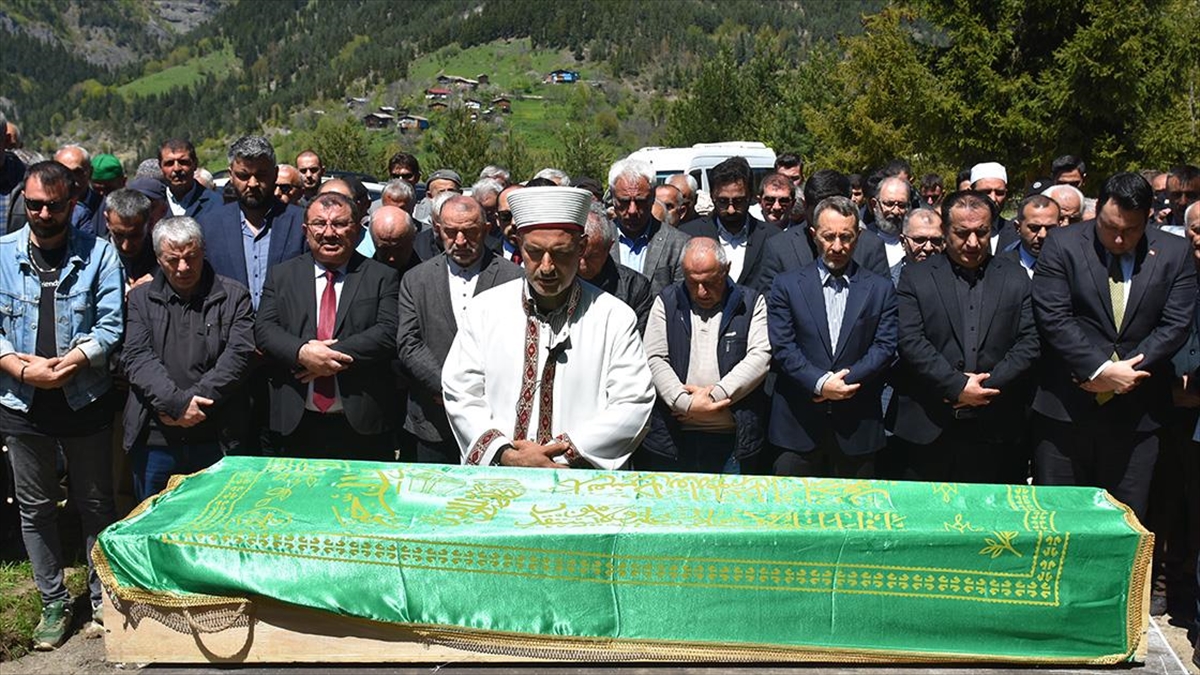 İletişim Başkanı Fahrettin Altun ve yakınları, defin işleminin ardından taziyeleri kabul etti
