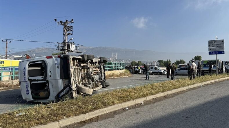 İşçi servisi ile otomobil çarpıştı 12 kişi yaralandı