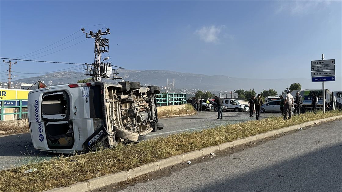 İşçi servisi ile otomobil çarpıştı 12 kişi yaralandı