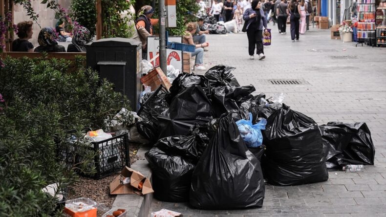 İşçilerin greve gitmesiyle sokaklarda çöp yığınları oluştu,esnaf ve vatandaşlar tepki gösterdi