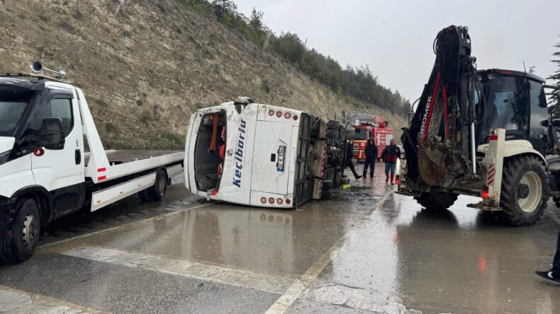 Isparta’da kontrolden çıkarak devrilen midibüsteki 15 kişi yaralandı