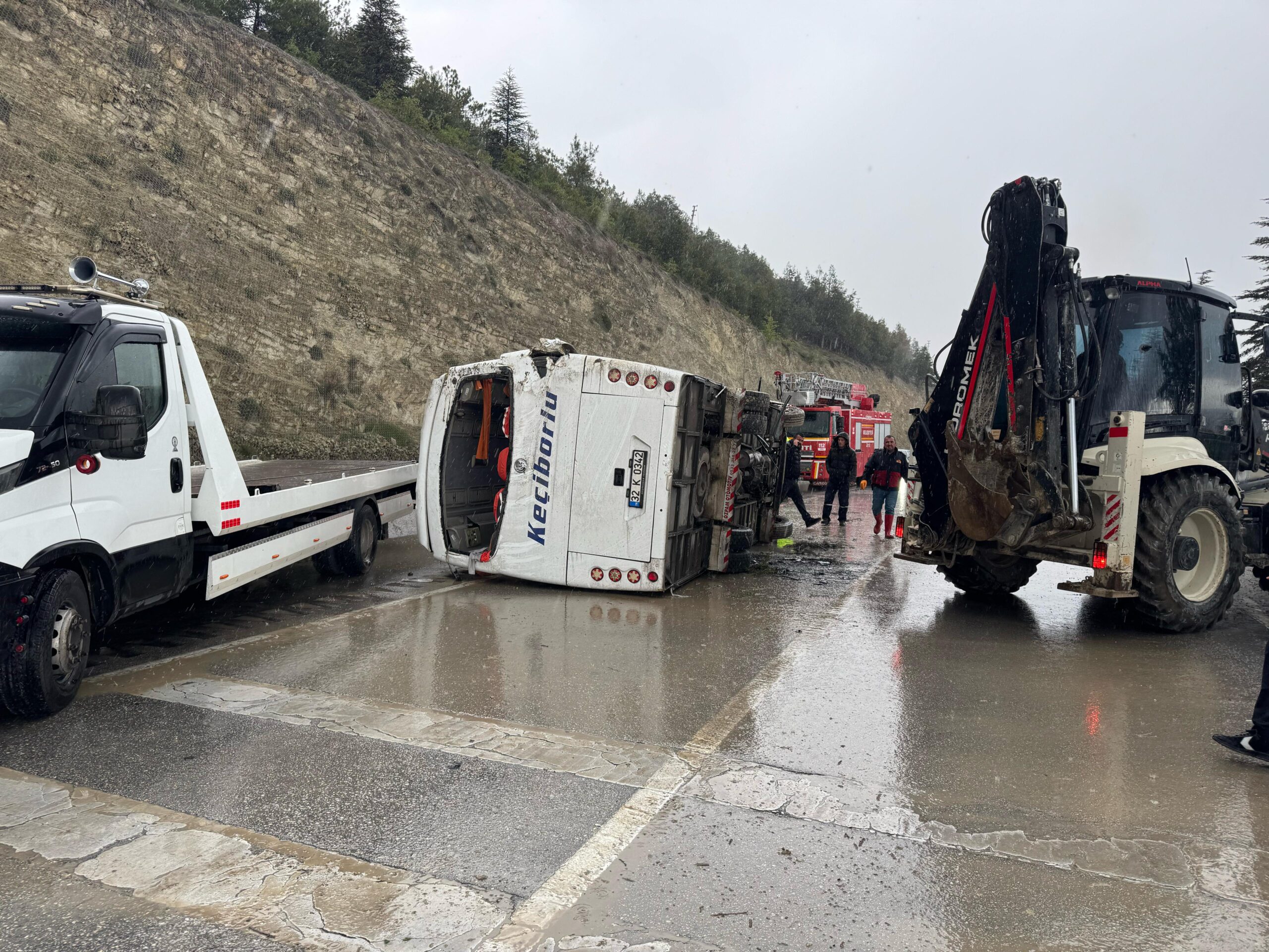 Isparta’da kontrolden çıkarak devrilen midibüsteki 15 kişi yaralandı