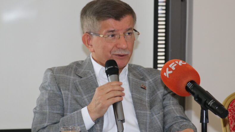 Isparta’da konuşan Davutoğlu,temiz dürüst bir siyaset güttüklerini belirtti