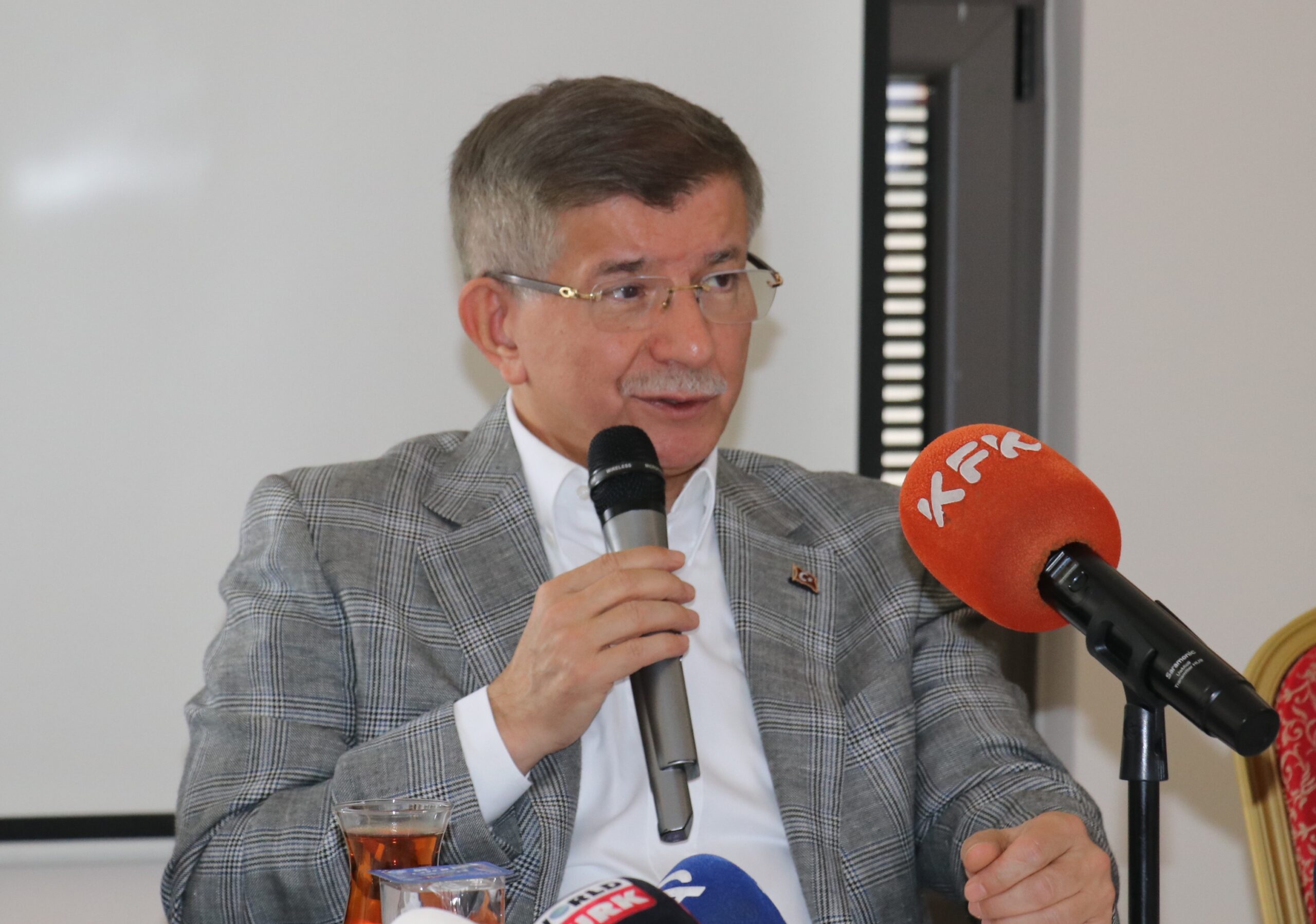 Isparta’da konuşan Davutoğlu,temiz dürüst bir siyaset güttüklerini belirtti