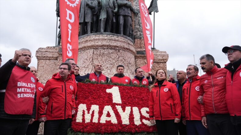 İstanbul’da 1 Mayıs Emek ve Dayanışma Günü etkinliklerinde DİSK, Kazancı Yokuşu’na karanfil bıraktı