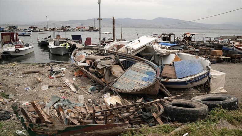 İzmir’de çevreyi ve güvenliği tehdit ettiği için toplanan tekneler, yediemin limanına taşındı