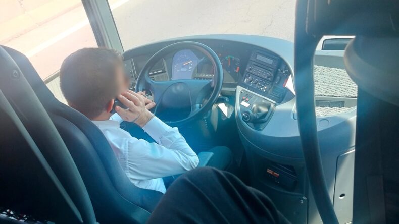 Jandarma, yolcu kılığında bindiği şehirlerarası otobüste telefonla konuşan şoföre ceza kestirdi