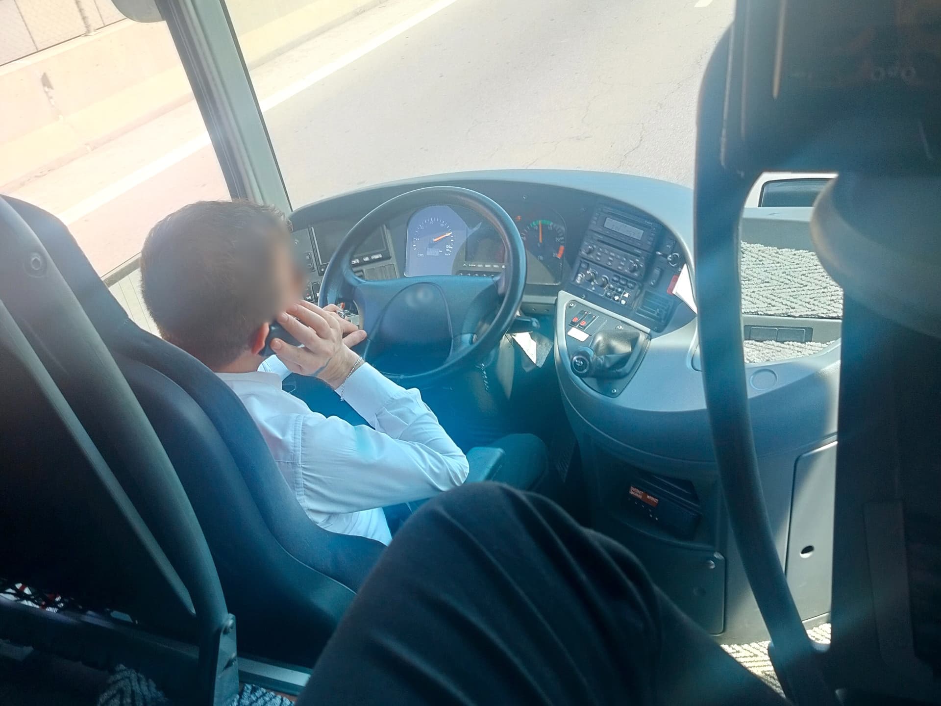 Jandarma, yolcu kılığında bindiği şehirlerarası otobüste telefonla konuşan şoföre ceza kestirdi