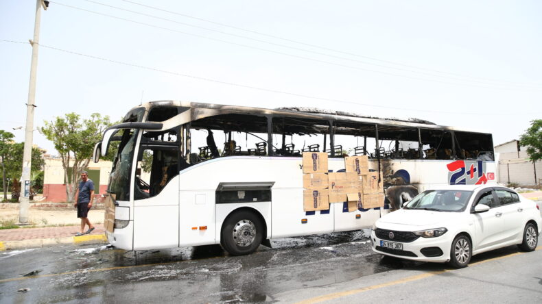 Seyir halinde alev alan yolcu otobüsünün soğukkanlı sürücüsü yolcuları kurtardı