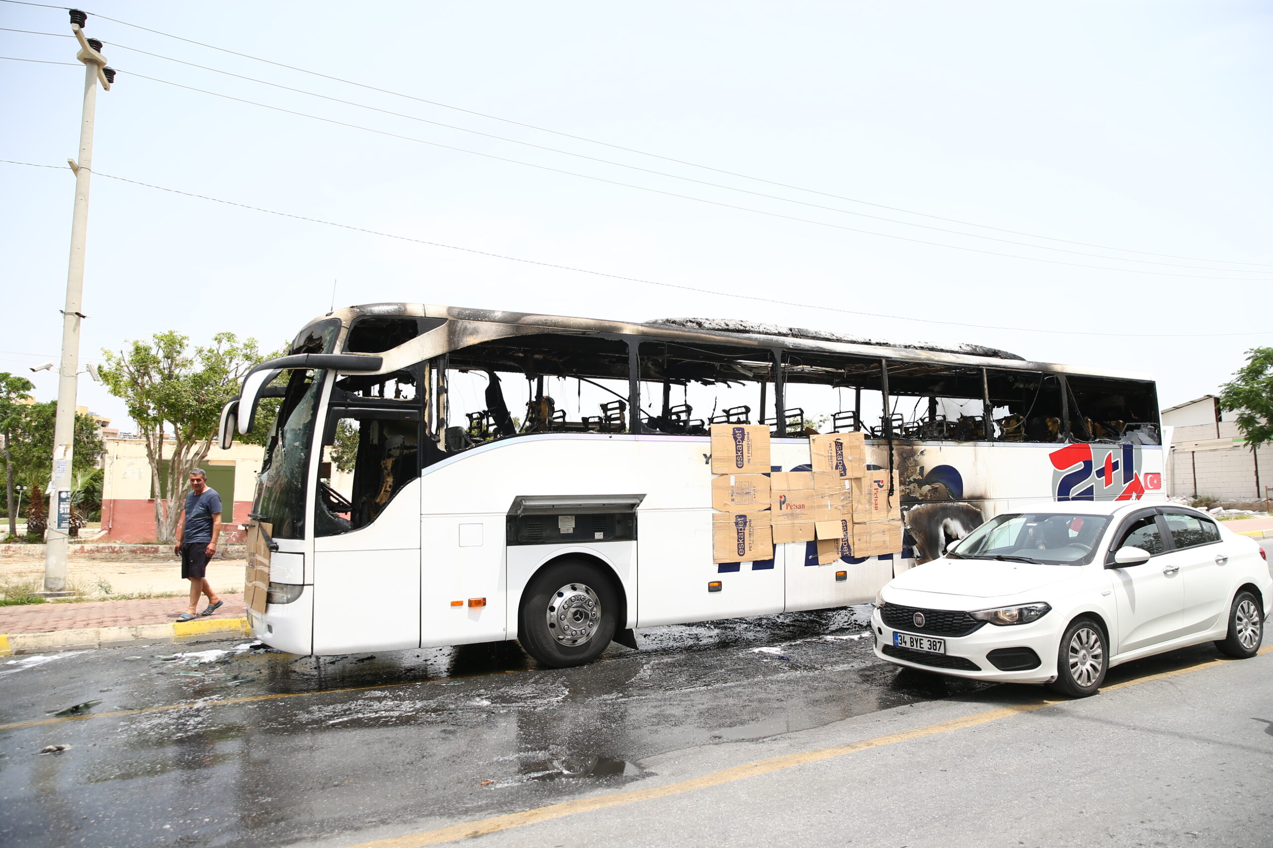 Seyir halinde alev alan yolcu otobüsünün soğukkanlı sürücüsü yolcuları kurtardı
