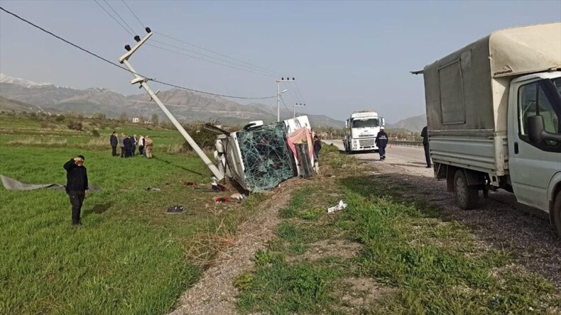 Van’da yolcu otobüsü devrildi, ilk belirlemelere göre 28 kişi yaralandı
