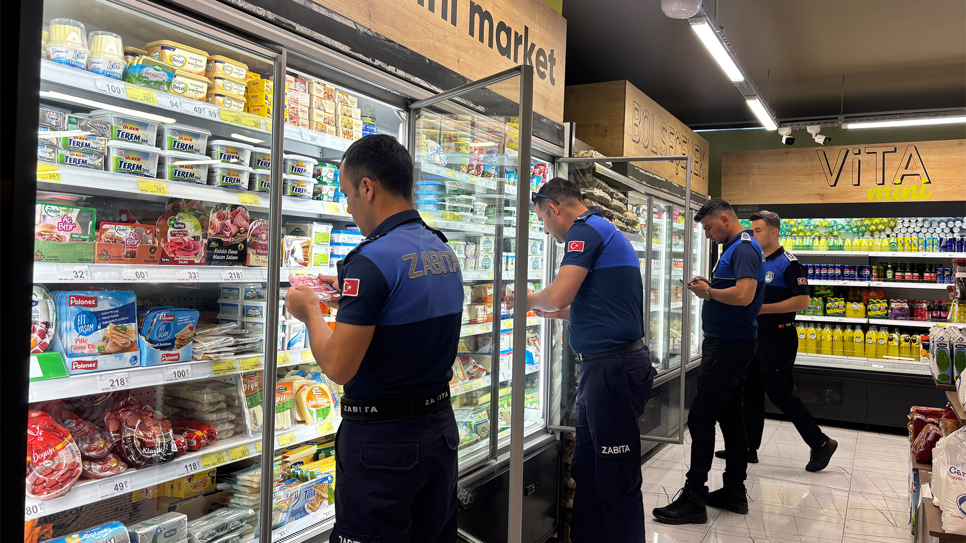 kalpgazetesi.com-Vatandaşa tarihi geçmiş ürünleri yediren markette 1800 ürün imha edildi