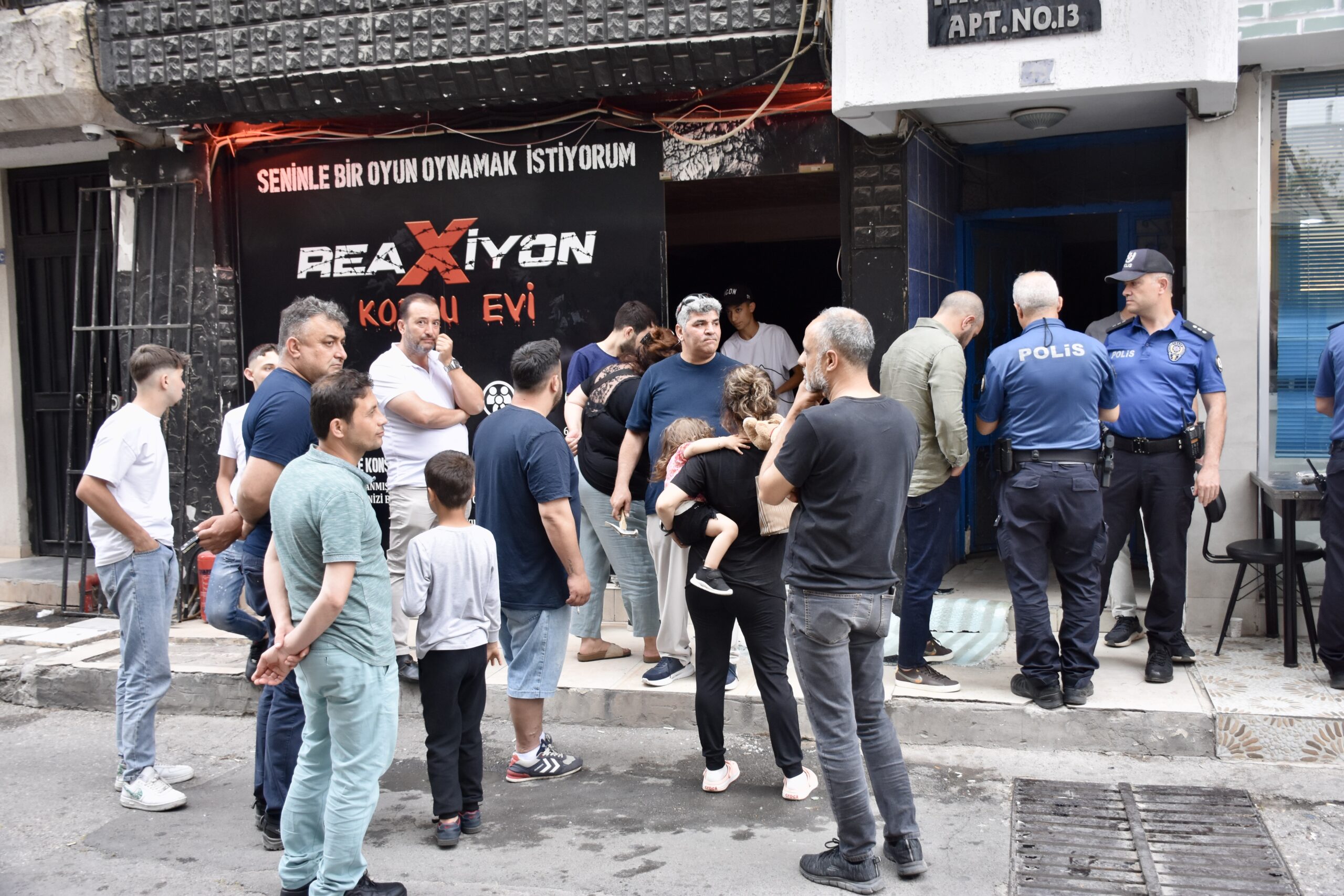 Antalya’da “korku evi”nde çıkan yangında 3 kişi dumandan etkilendi