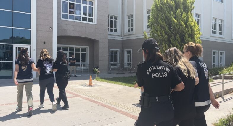 kalpgazetesi.com-2 Çocuk annesi kadının kendi evinde esrarengiz şekilde öldürülmesi üzerine 3 zanlı tutuklandı