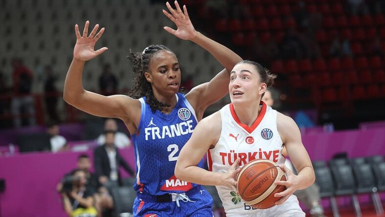 kalpgazetesi.com-A Milli Kadın Basketbol Takımı, 2025 FIBA Avrupa Şampiyonası A Grubu ilk maçında Fransa'ya 71-69 yenildi.