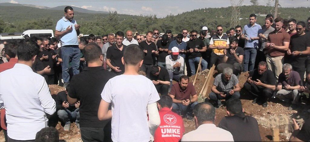Trafik Kazasında Ölen Anne ve 2 Çocuğu Defnedildi