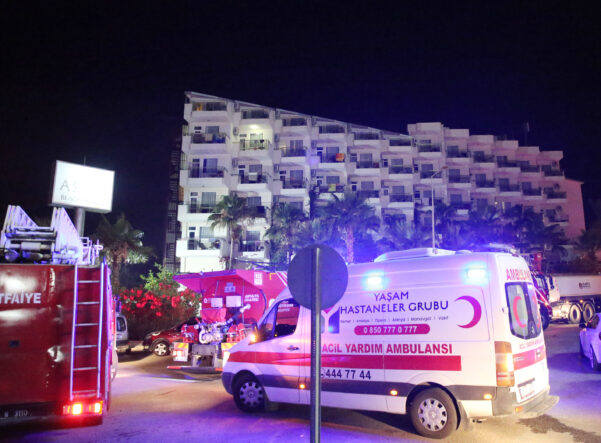 kalpgazetesi.com-Alanya'da otelde çıkan yangın korku ve heyecan yarattı,dumandan etkilenenler var!