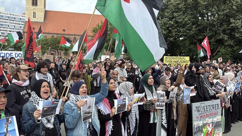 kalpgazetesi.com-Almanya, Fransa ve İtalya'da İsrail'in Madleen gemisine saldırısı protesto edildi