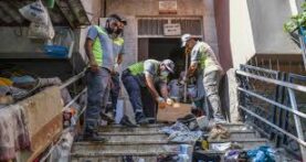 Antalya’da 6 katlı binadan 20 kamyon çöp çıktı