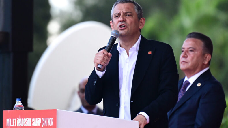 Antalya’da Konuşan Özgür Özel, “Bilin ki Cumhuriyet Halk Partisi 100 yıl önceki gibi dimdik ayaktadır