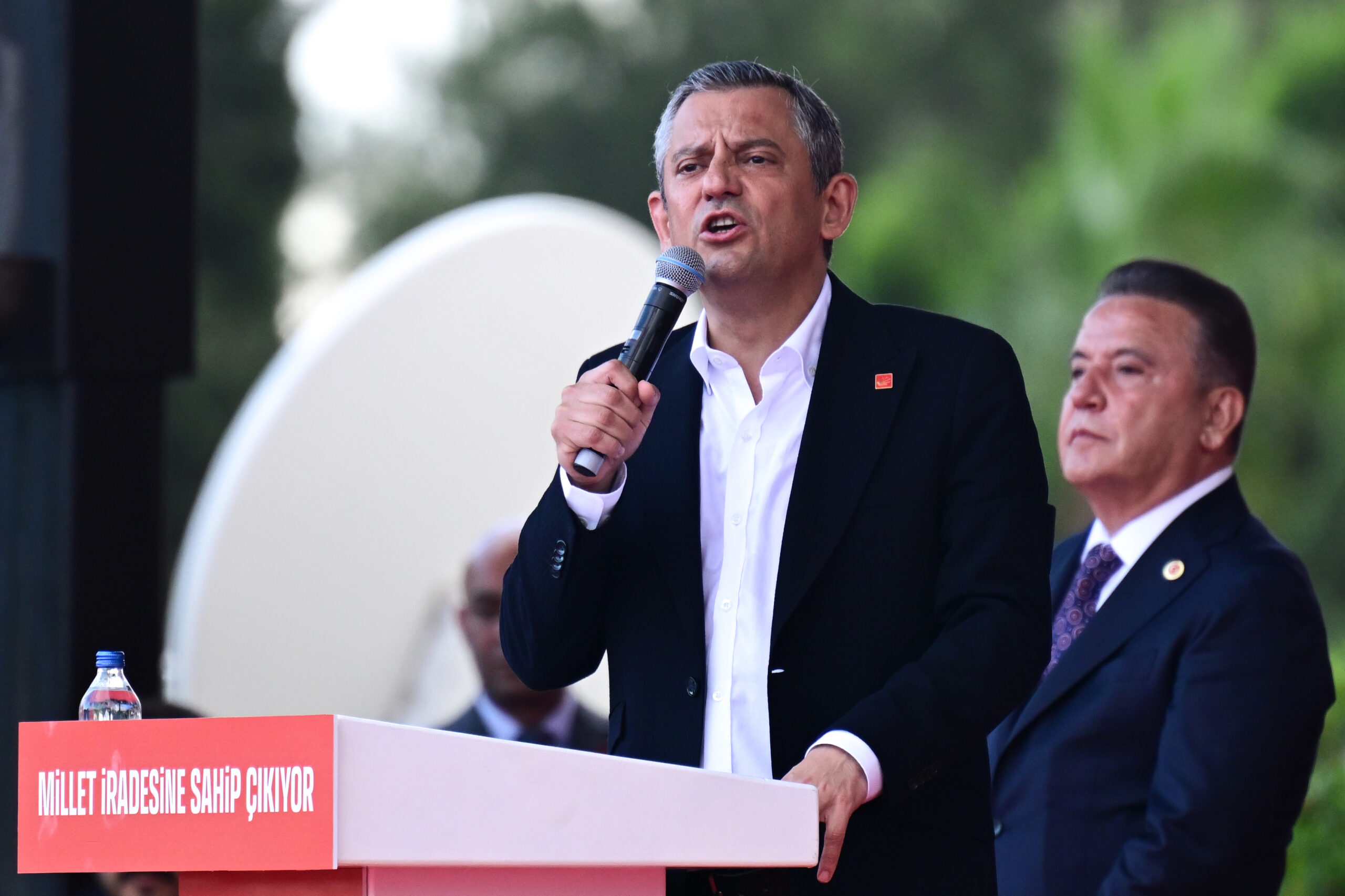 Antalya’da Konuşan Özgür Özel, “Bilin ki Cumhuriyet Halk Partisi 100 yıl önceki gibi dimdik ayaktadır