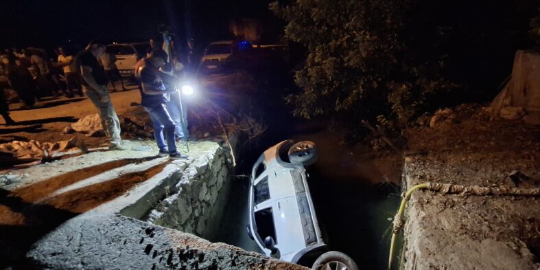 kalpgazetesi.com-Antalya'da gece akrabasını evine bırakmak için yola çıkan otomobilin kanala düşmesiyle 2 kişi öldü