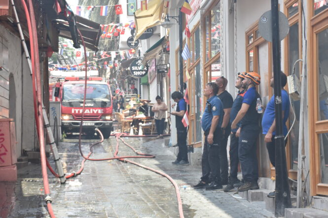 kalpgazetesi.com-Antalya'da itfaiyenin hızlı hareketi tarihi Kaleiçi'nde faciayı önledi